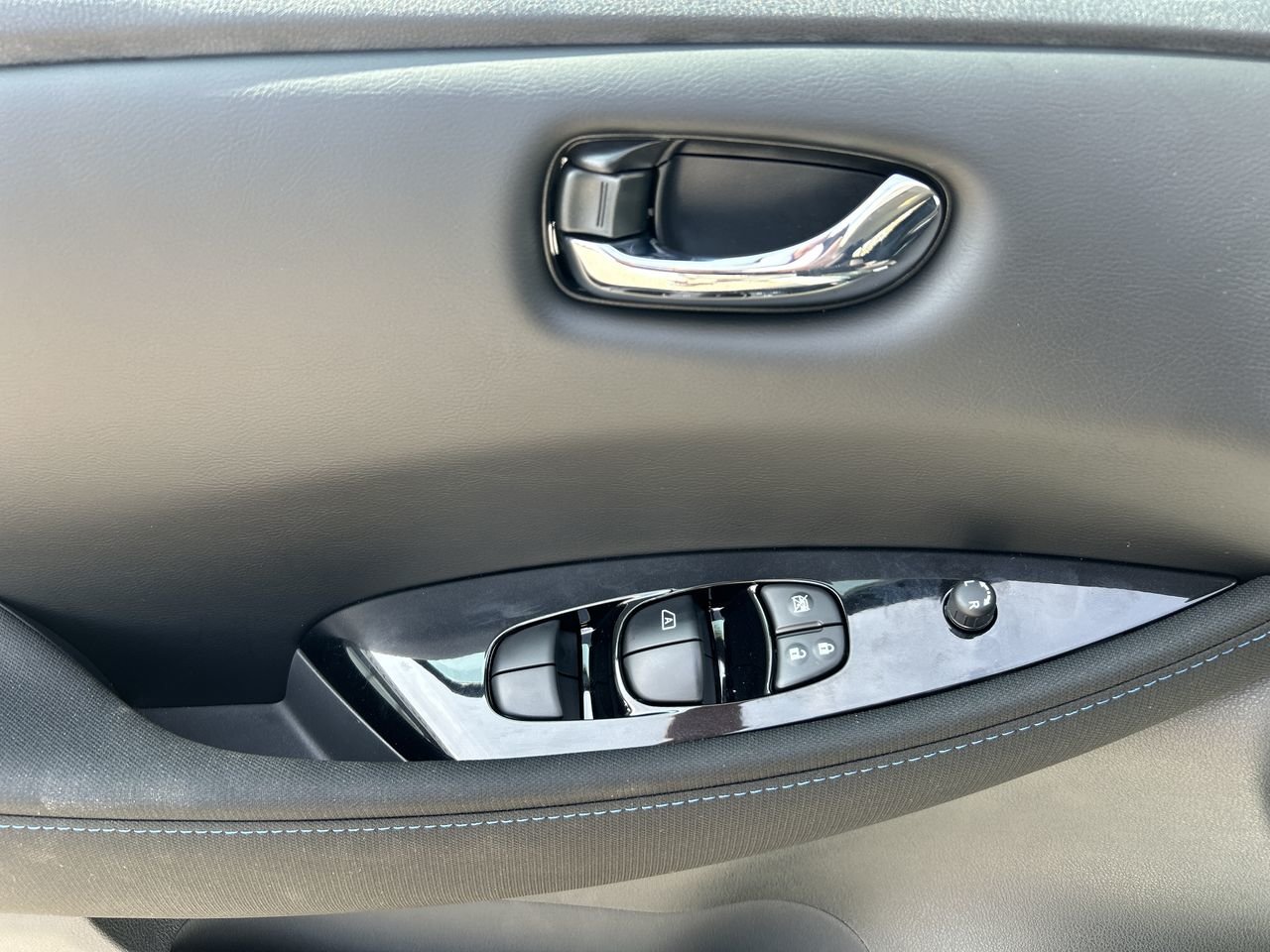 New 2023 Pearl White Nissan SV PLUS image 22
