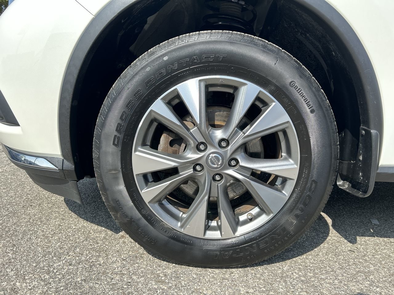 Used 2018 Pearl White Nissan S FWD CVT image 18