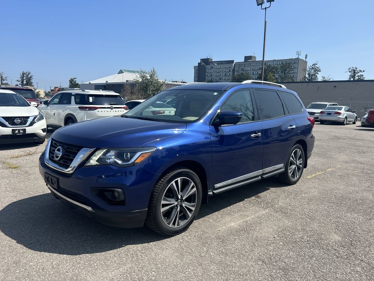 Used 2019 Caspian Blue MET Nissan Platinum V6 4x4 at image 4
