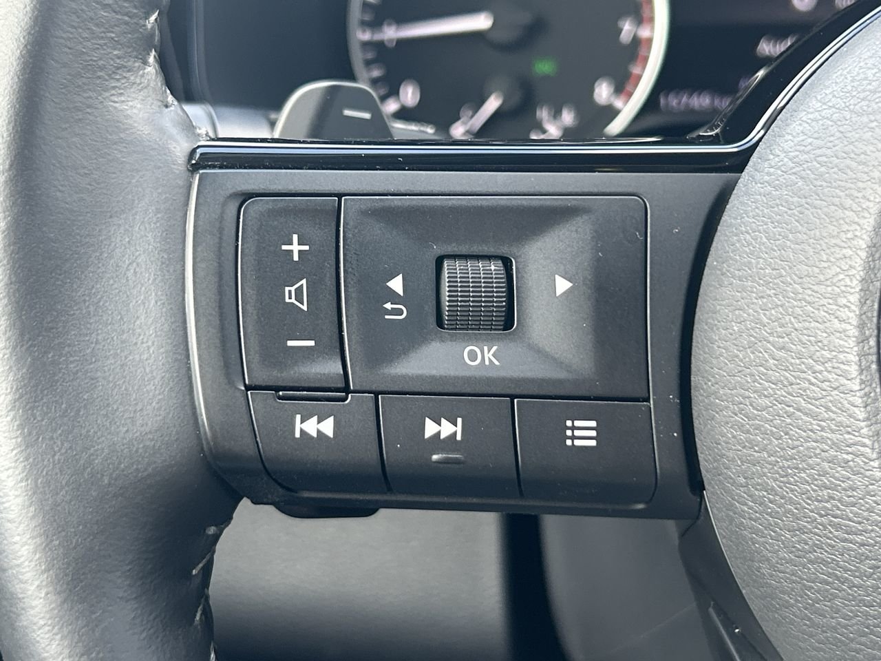 Used 2022 Pearl White TriCoat Nissan SL V6 4x4 at image 23