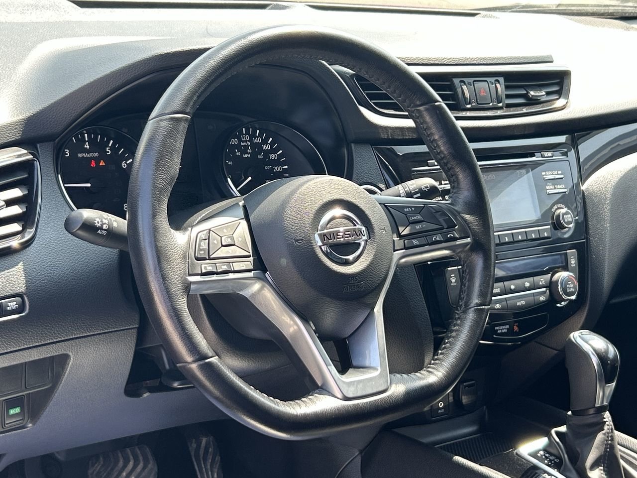 Used 2018 Palatial Ruby Met Nissan SV AWD CVT image 21