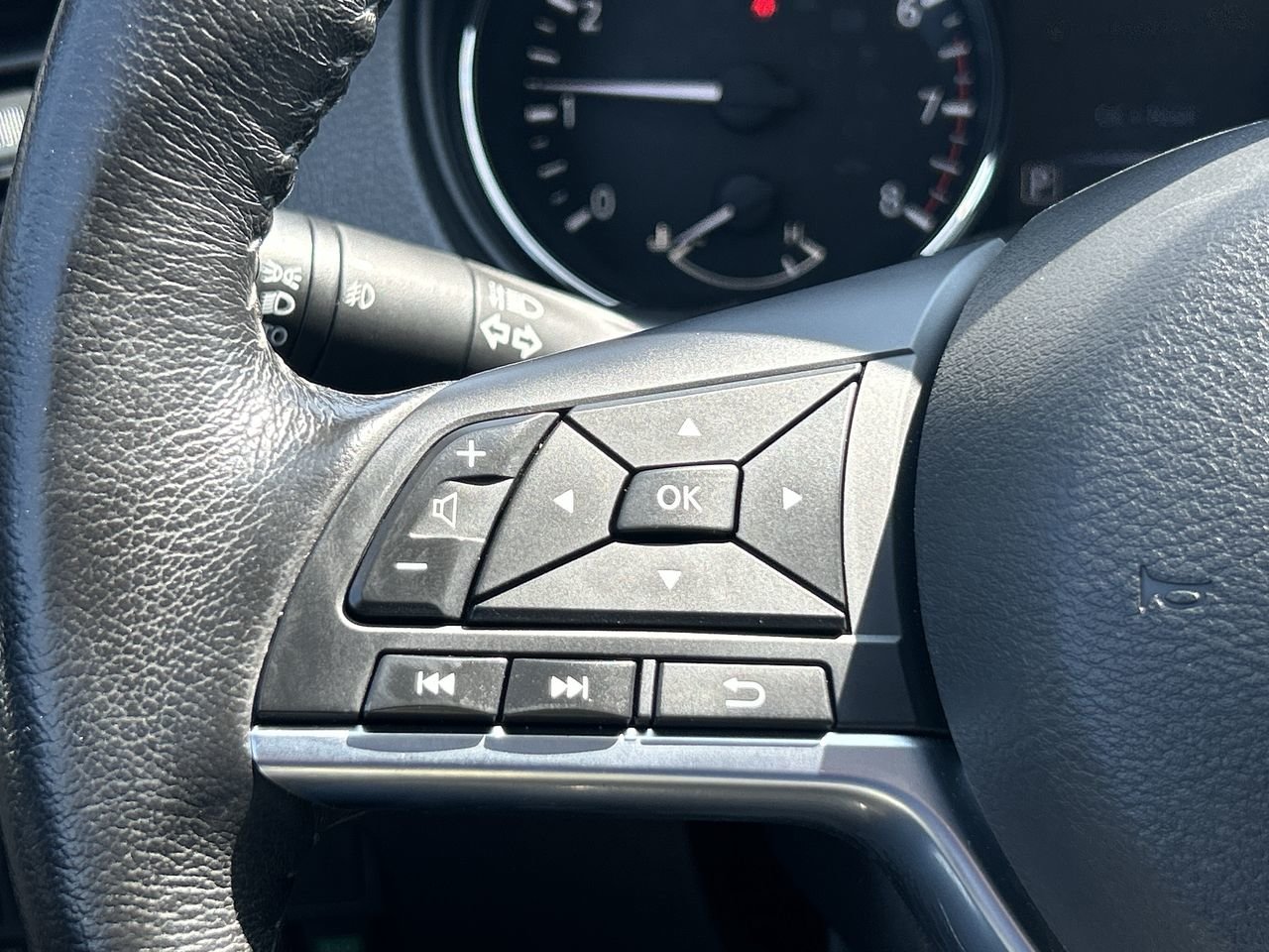 Used 2018 Palatial Ruby Met Nissan SV AWD CVT image 22