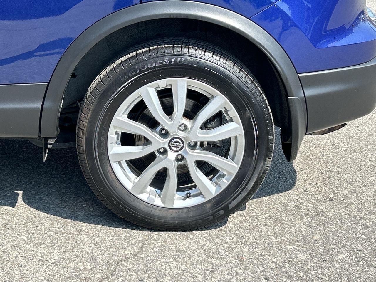 Used 2022 Caspian Blue Metallic Nissan SV AWD CVT image 18