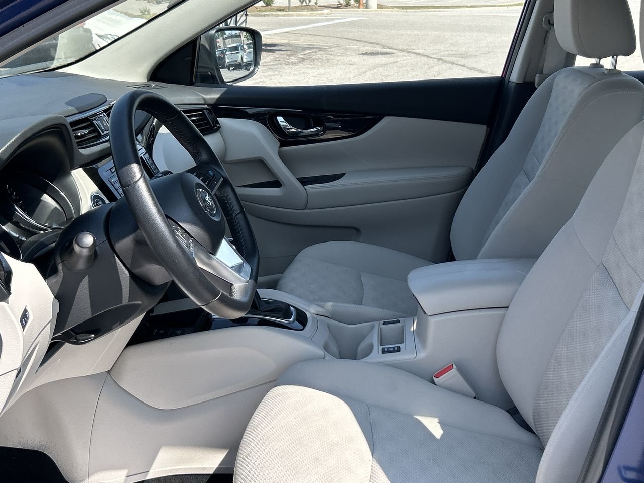 Used 2022 Caspian Blue Metallic Nissan SV AWD CVT image 19