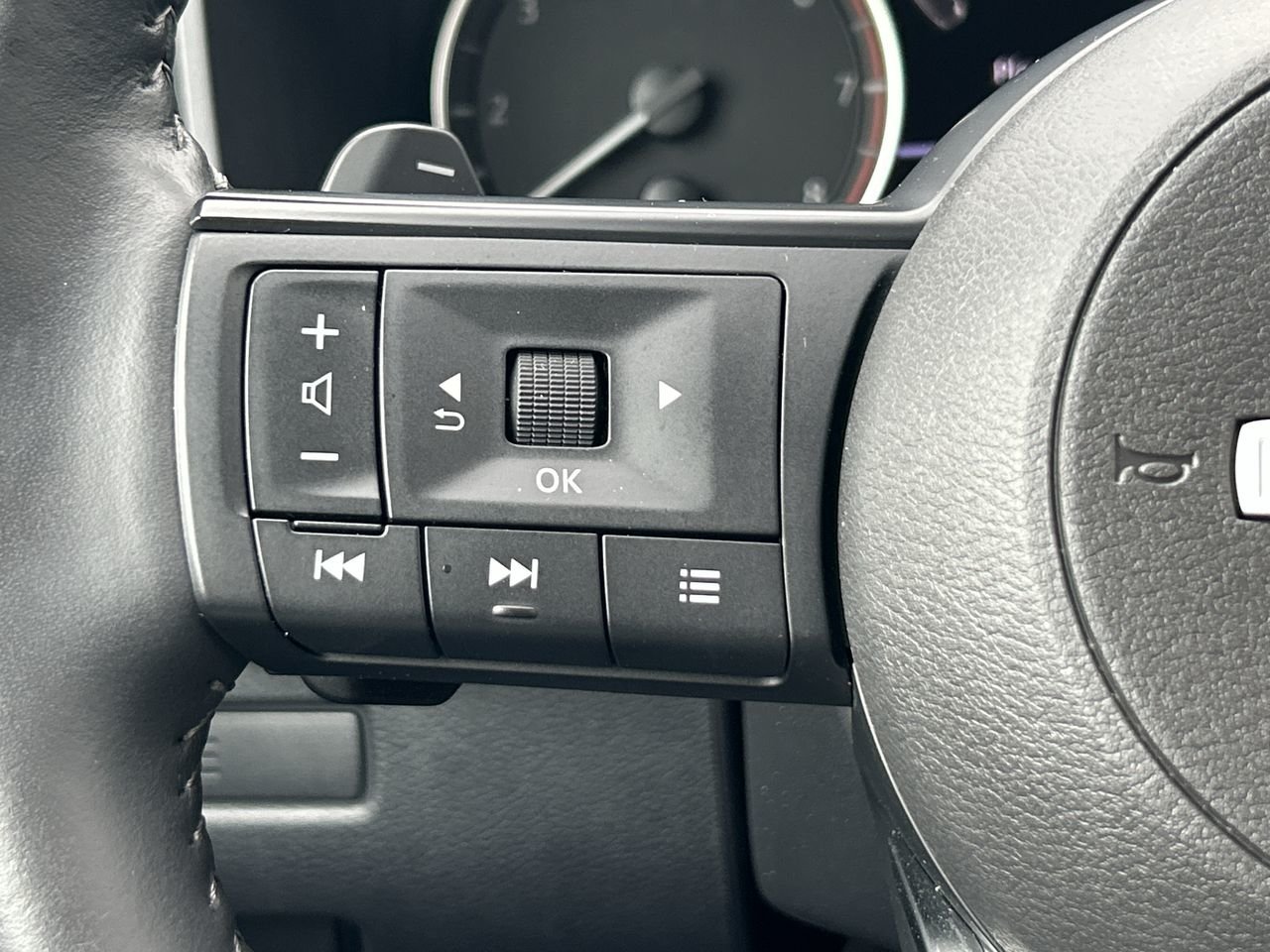 Used 2023 Super Black Nissan S AWD CVT image 21