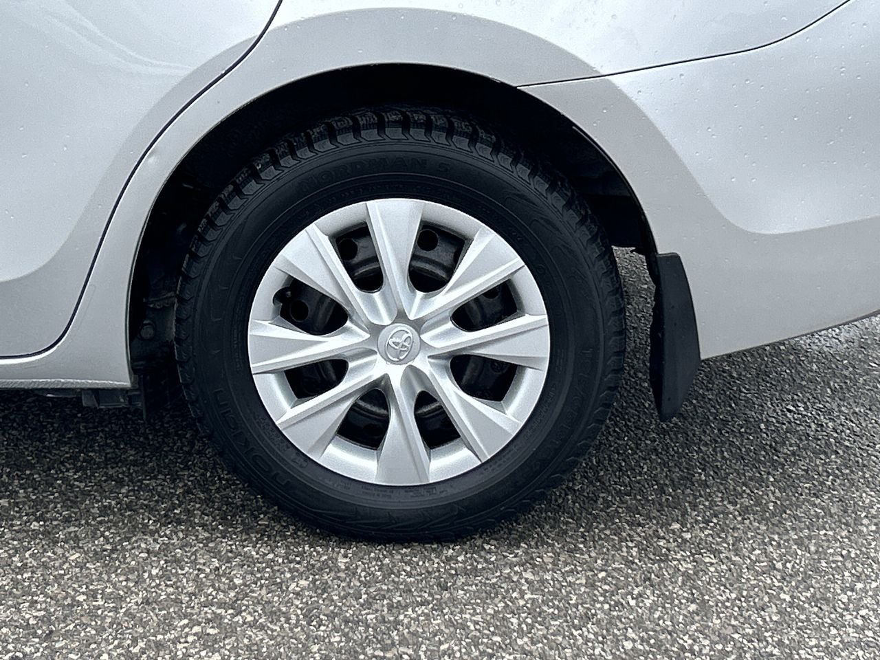 Used 2018 Classic Silver Met Toyota 4-door Sedan CE 6M image 18