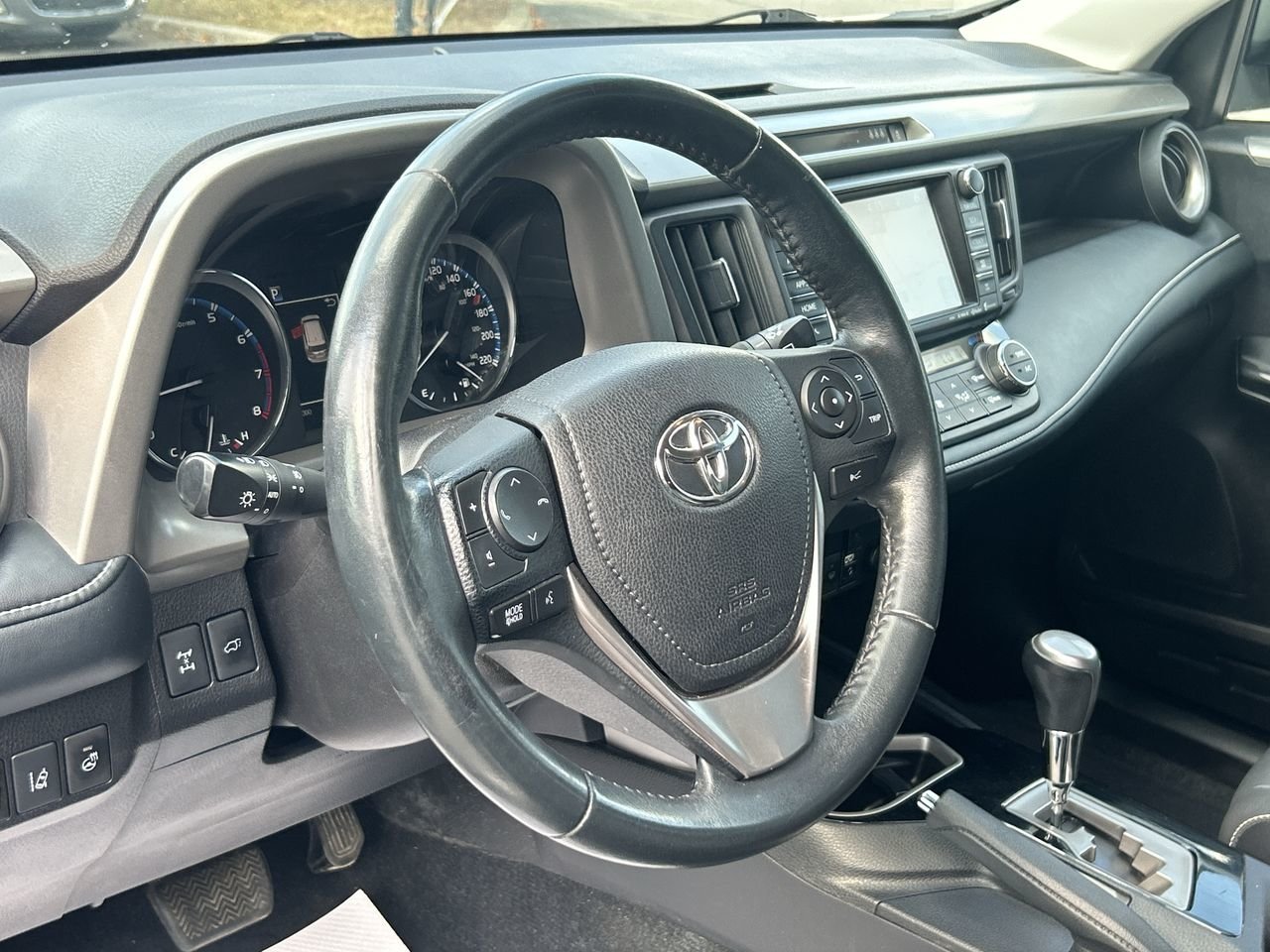 Used 2018 Silver Sky Met Toyota AWD Limited image 22