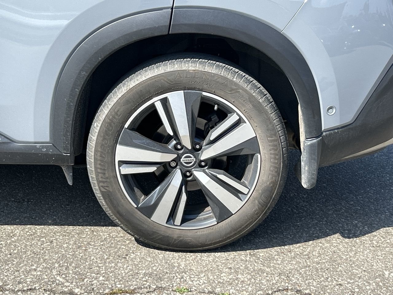 Used 2021 Gray Nissan Platinum image 18