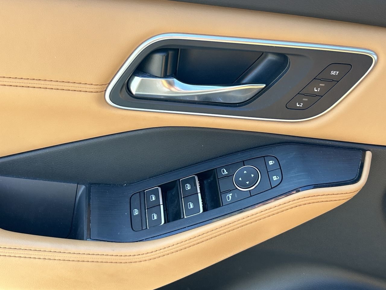 Used 2021 Gray Nissan Platinum image 21