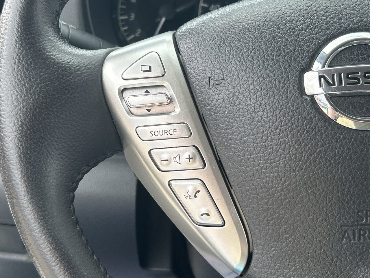 Used 2015 Blue Nissan SL image 23