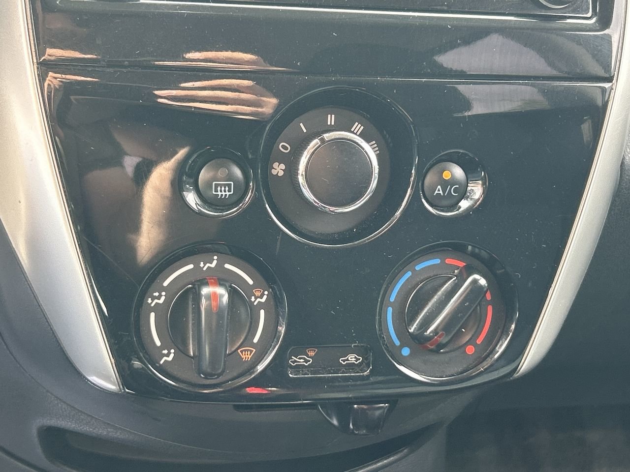 Used 2015 Blue Nissan SL image 25