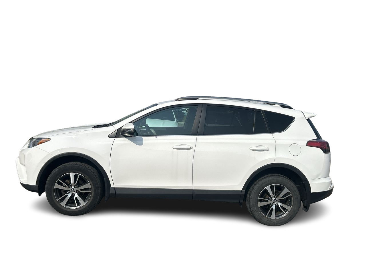 Used 2018 white Toyota LE image 4