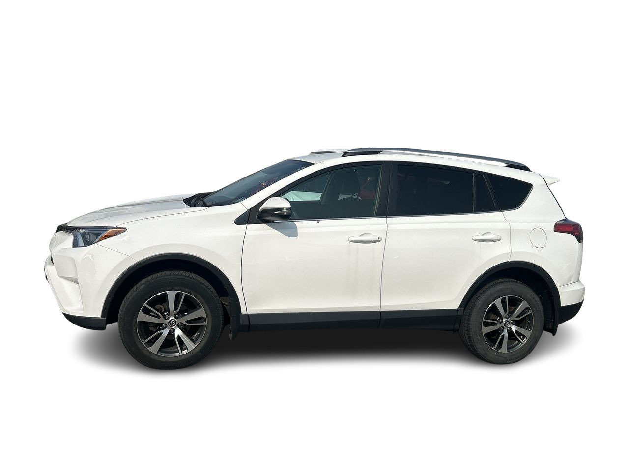 Used 2018 white Toyota LE image 3