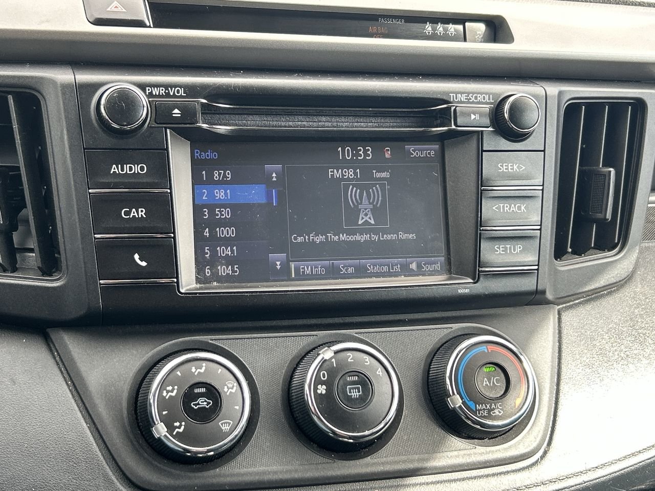 Used 2018 white Toyota LE image 24