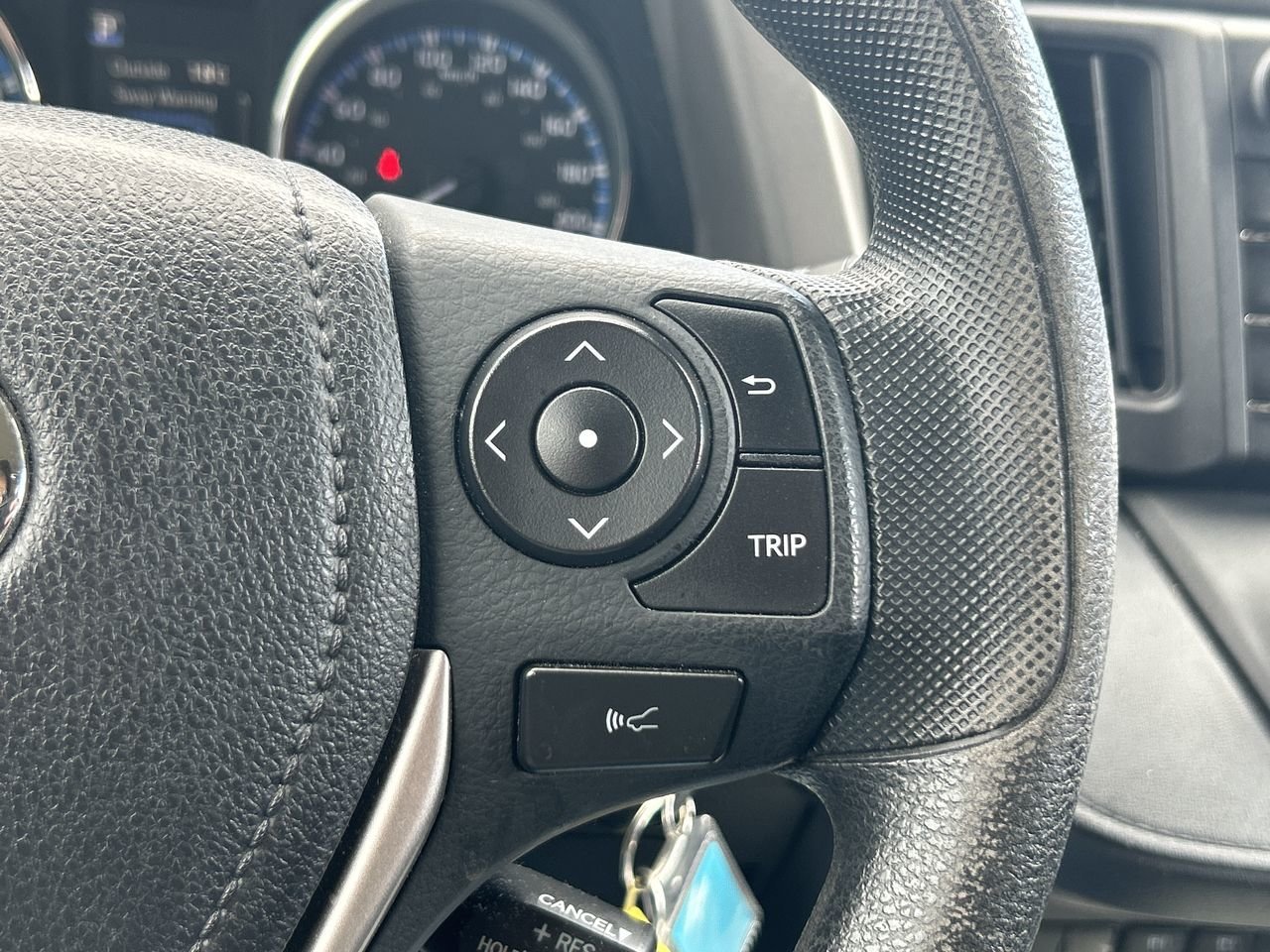 Used 2018 white Toyota LE image 22