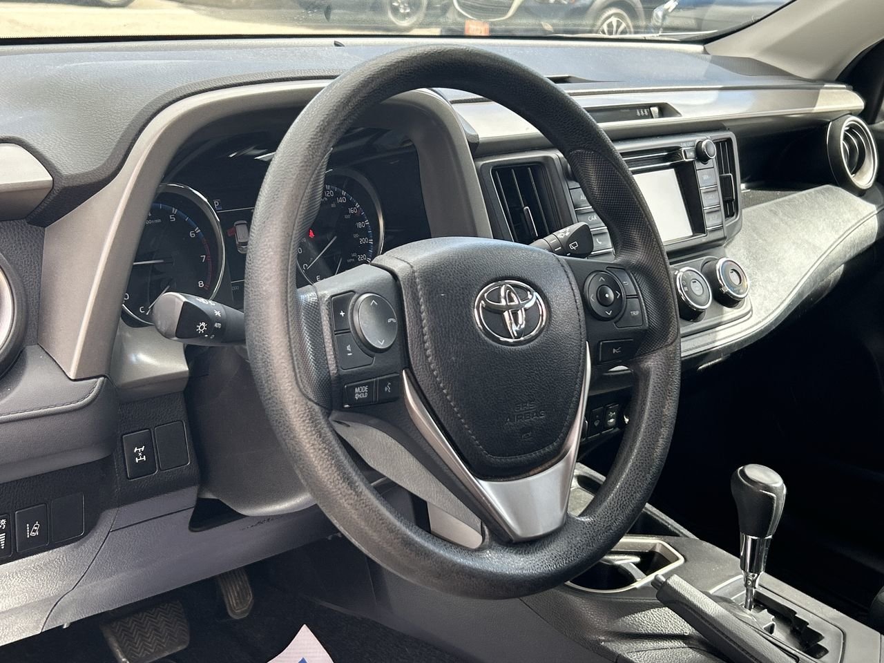Used 2018 white Toyota LE image 21