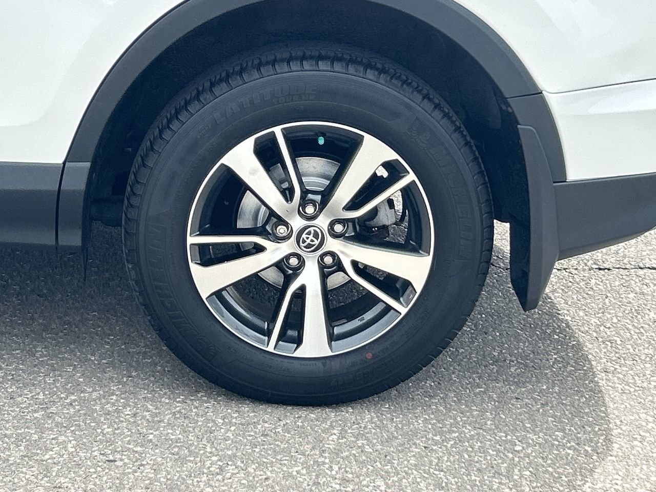Used 2018 white Toyota LE image 18