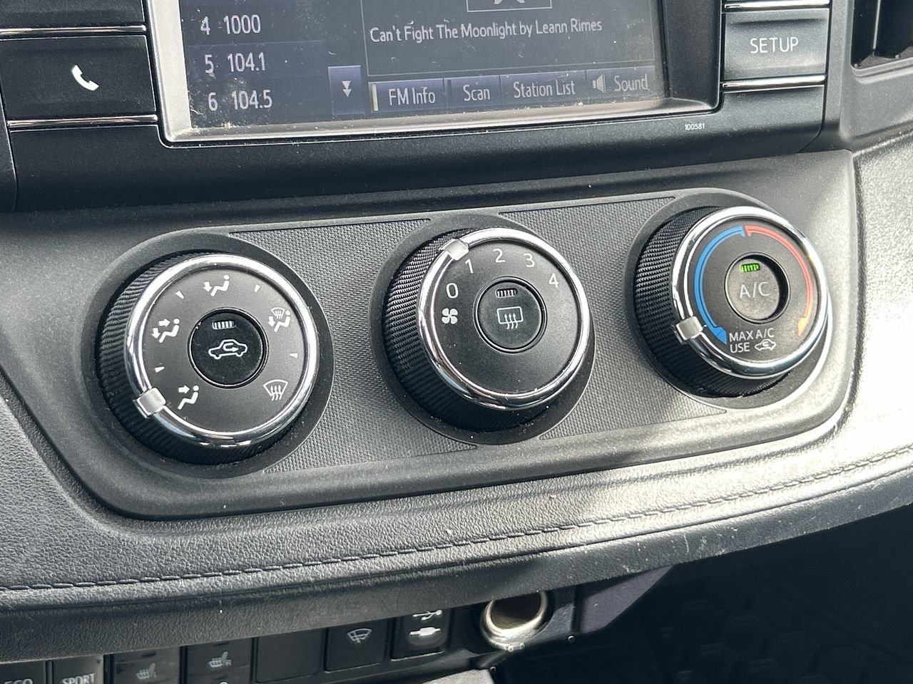 Used 2018 white Toyota LE image 26