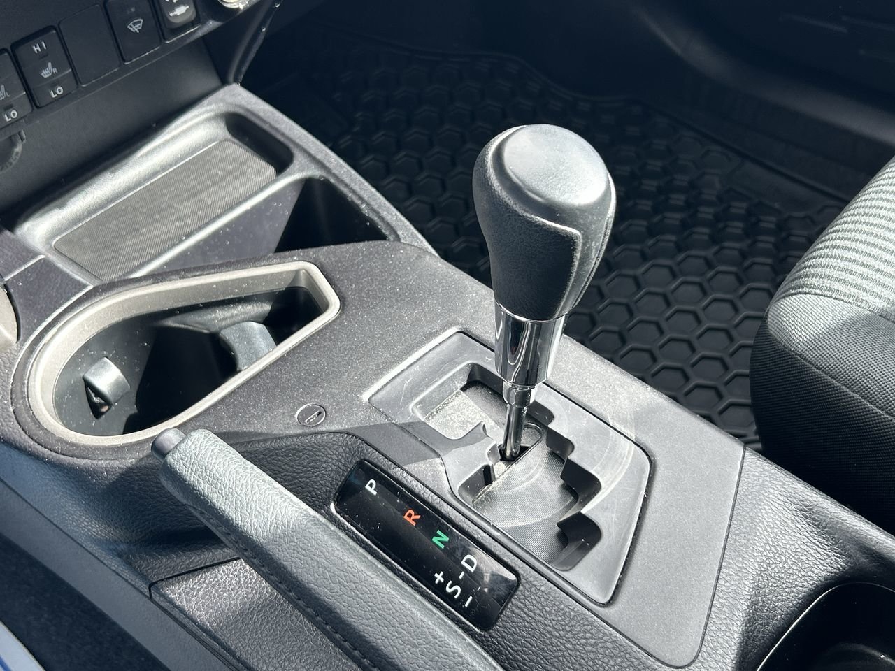 Used 2018 white Toyota LE image 28