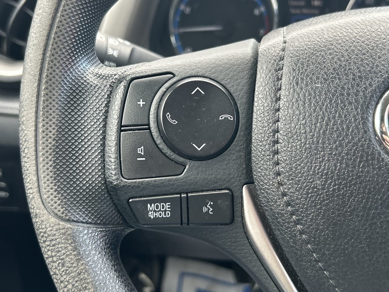 Used 2018 white Toyota LE image 29