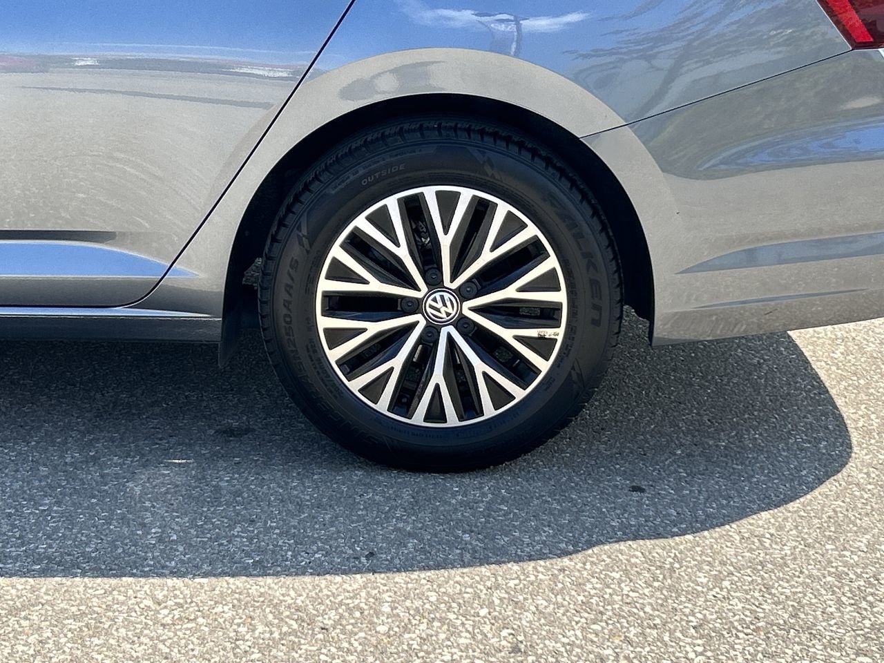 Certified Used 2020 Platinum Grey Met Volkswagen Highline image 18