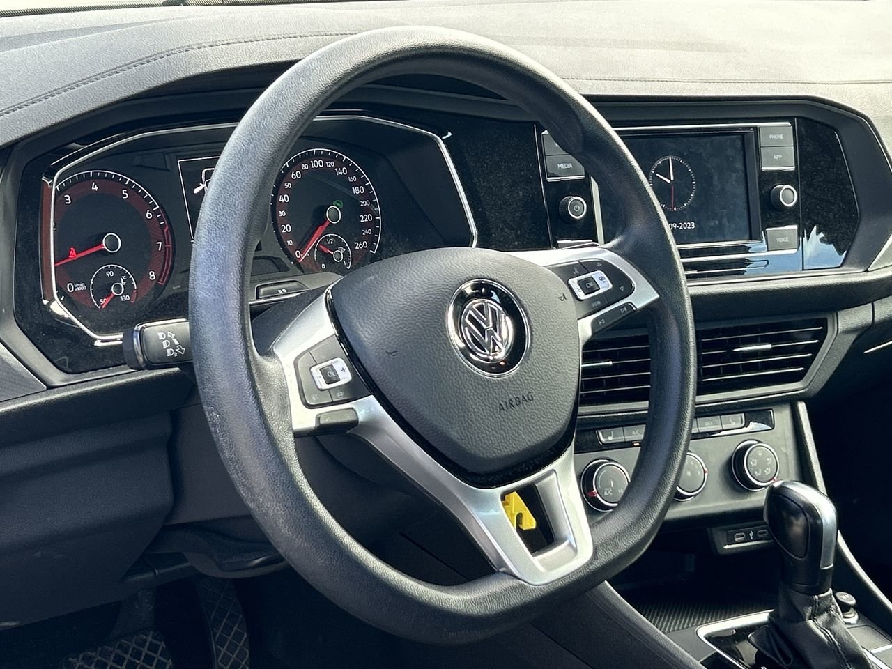Certified Used 2020 Pure White Volkswagen Comfortline image 21
