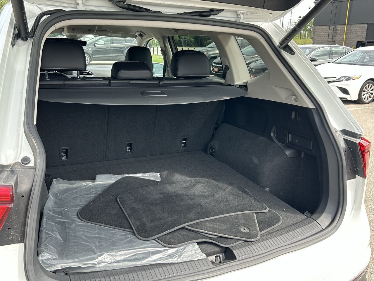 Certified Used 2022 Pure White Volkswagen Comfortline image 29