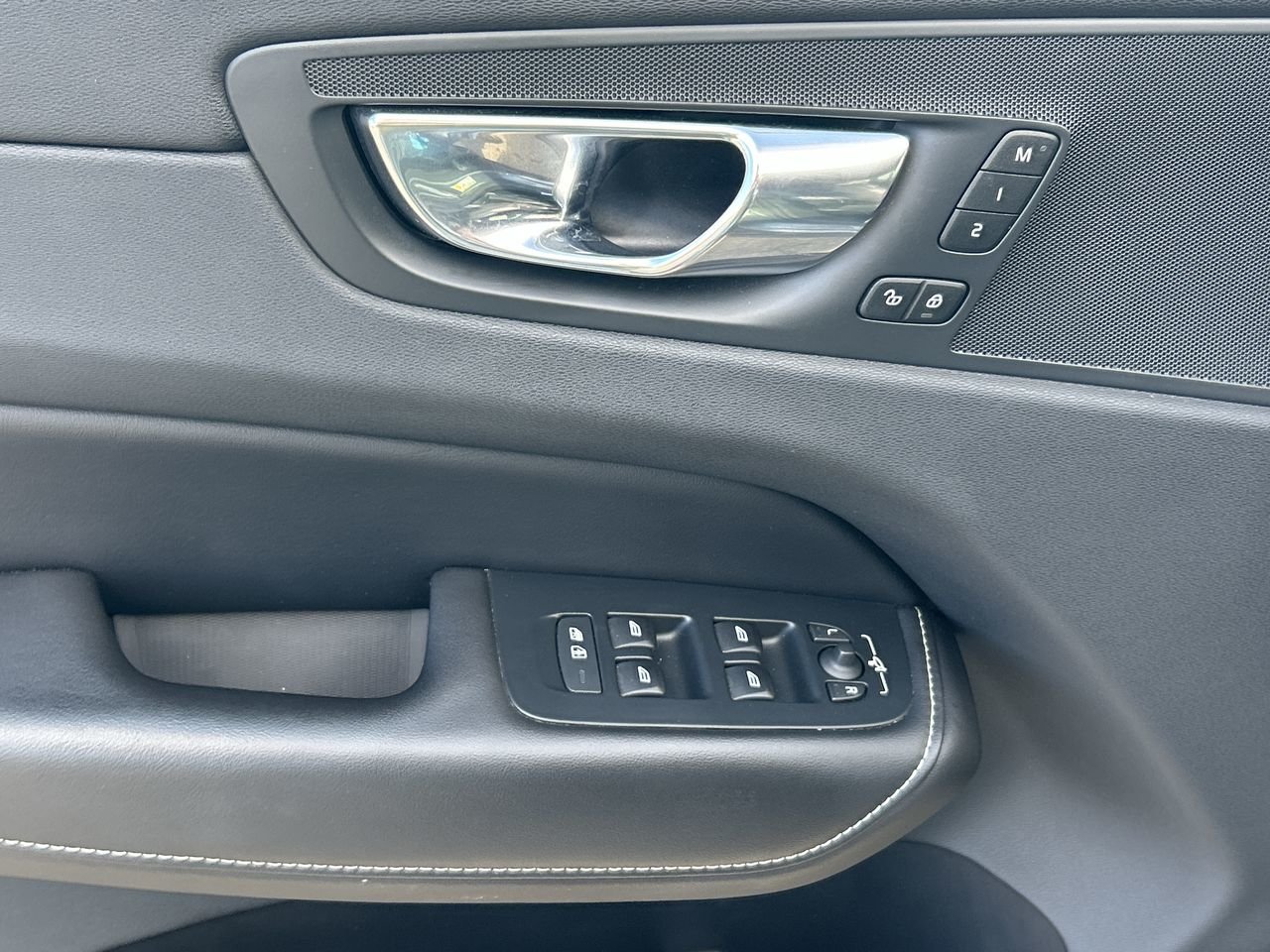 Used 2019 Osmium Grey Volvo R-Design image 21