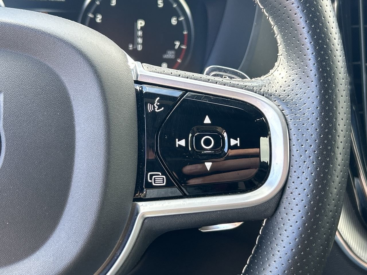 Used 2019 Osmium Grey Volvo R-Design image 23