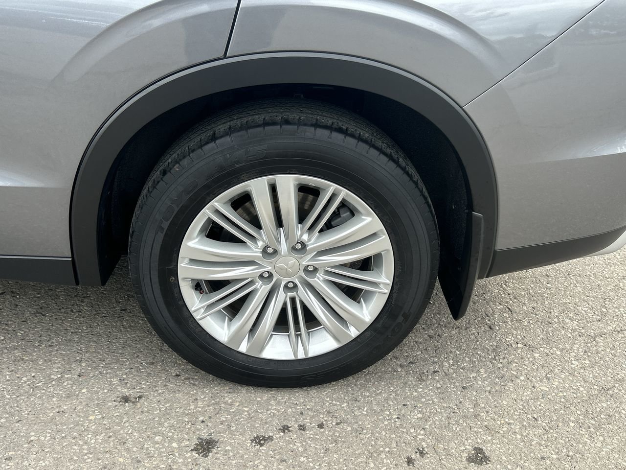 Used 2022 GRAY Mitsubishi SE image 18