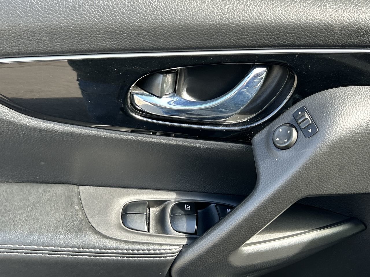 Used 2017  Nissan SL image 21