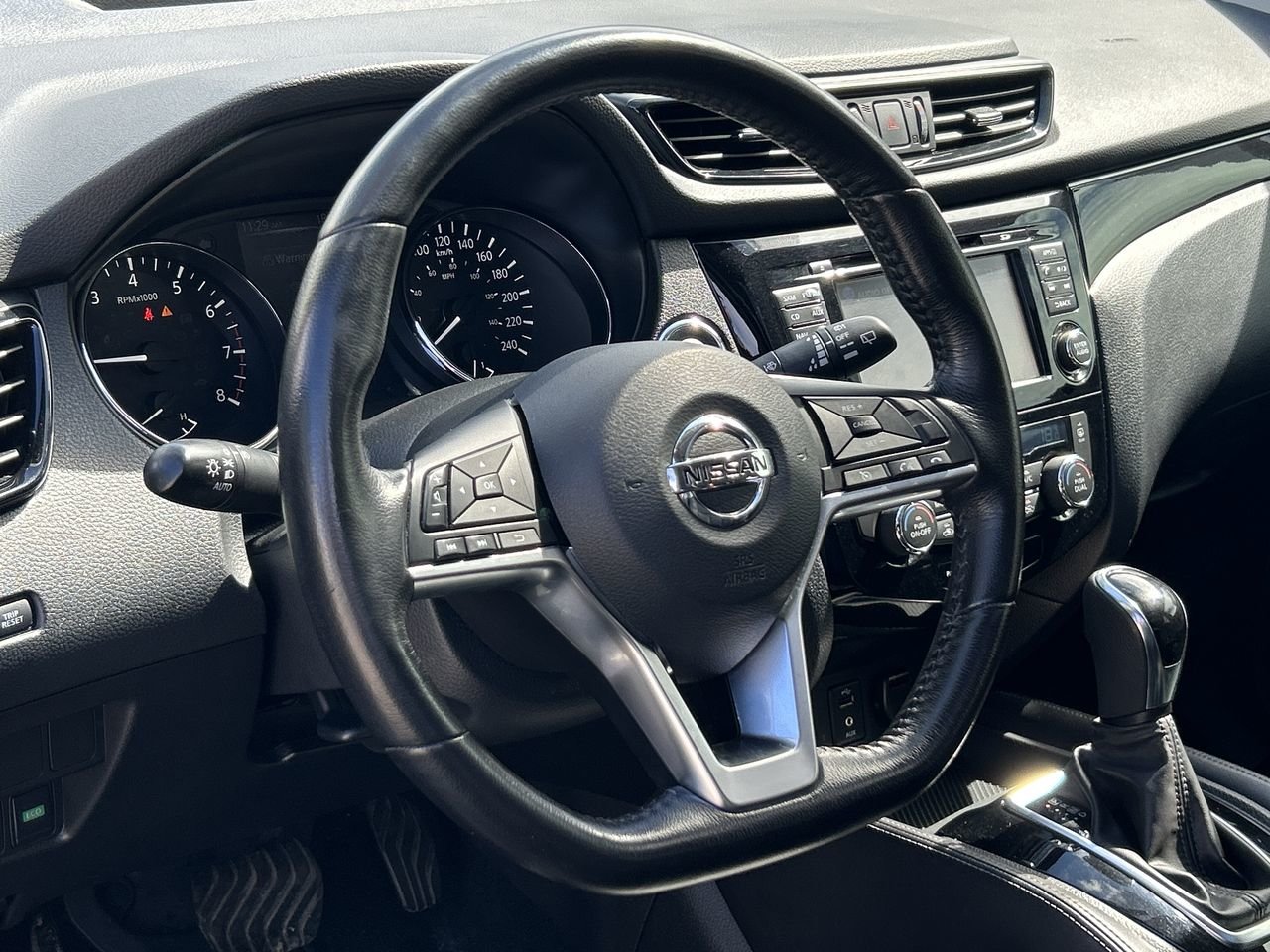 Used 2017  Nissan SL image 22