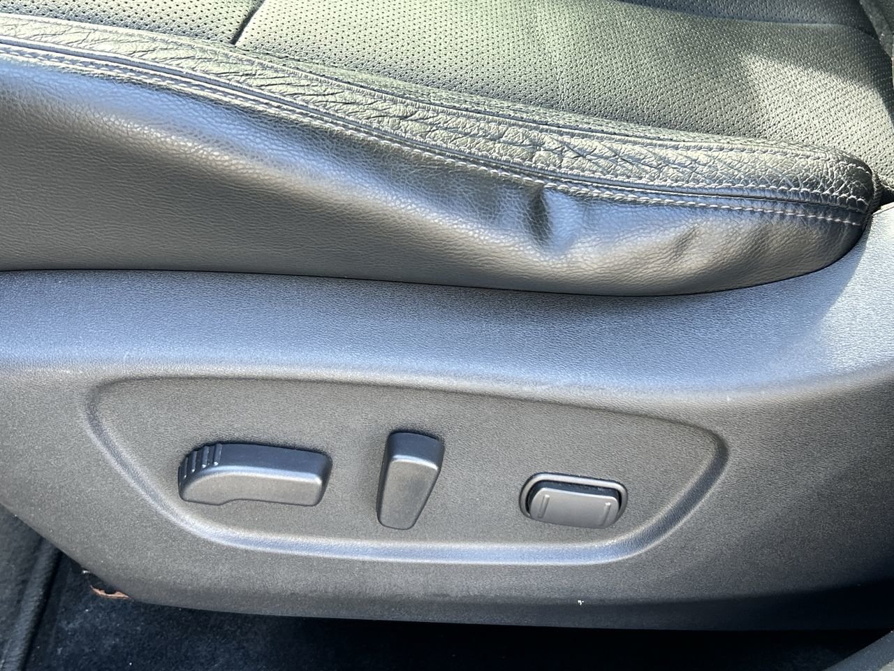 Used 2017  Nissan SL image 20