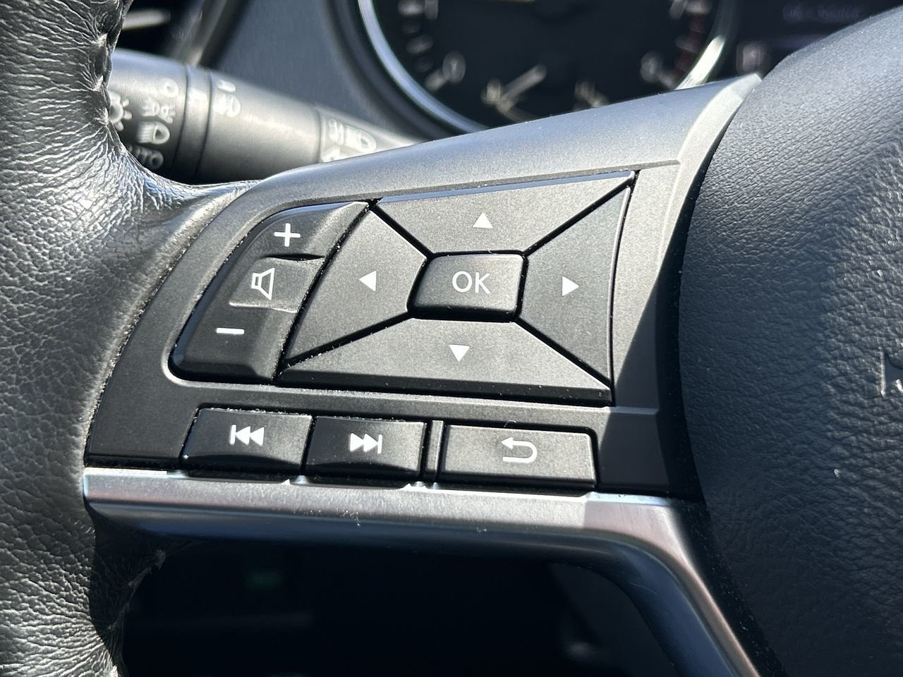 Used 2017  Nissan SL image 23