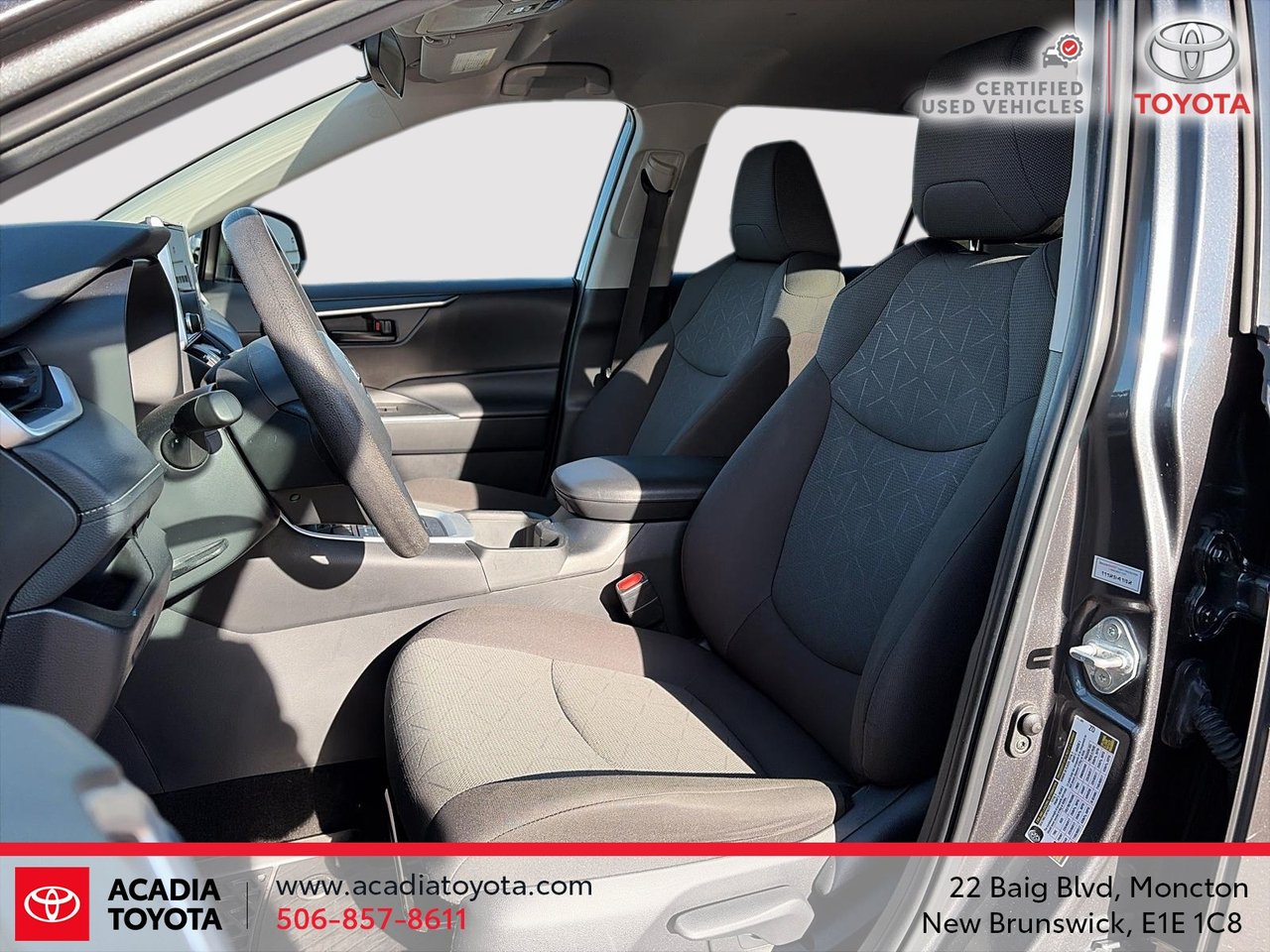 Toyota RAV4 LE 2023-8