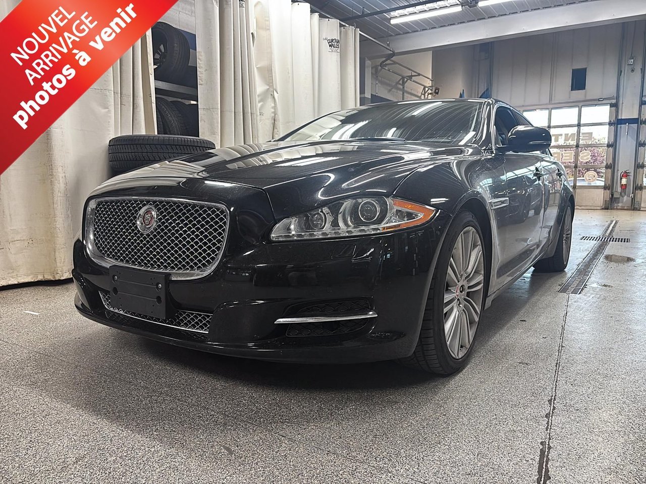 Ultimate Black Metallic 2015 Jaguar XJ-Series Sedan All-Wheel Drive Automatic