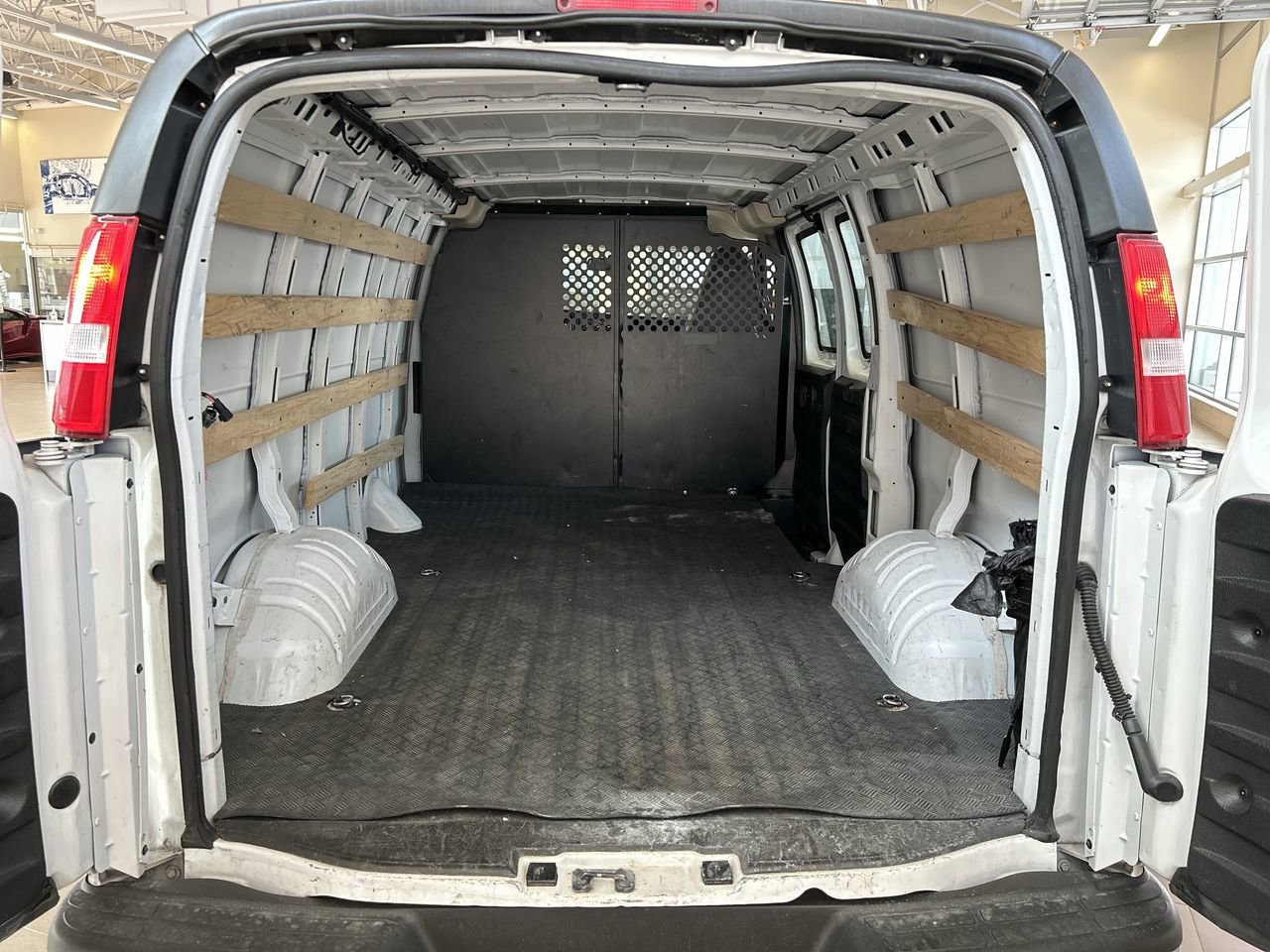 Used 2020 Summit White GMC 135 Wheelbase image 28