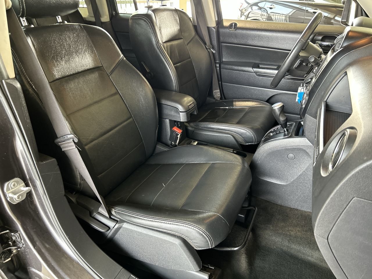 Used 2017 Granite Crystal (MET) Jeep 4x4 Sport / North image 31