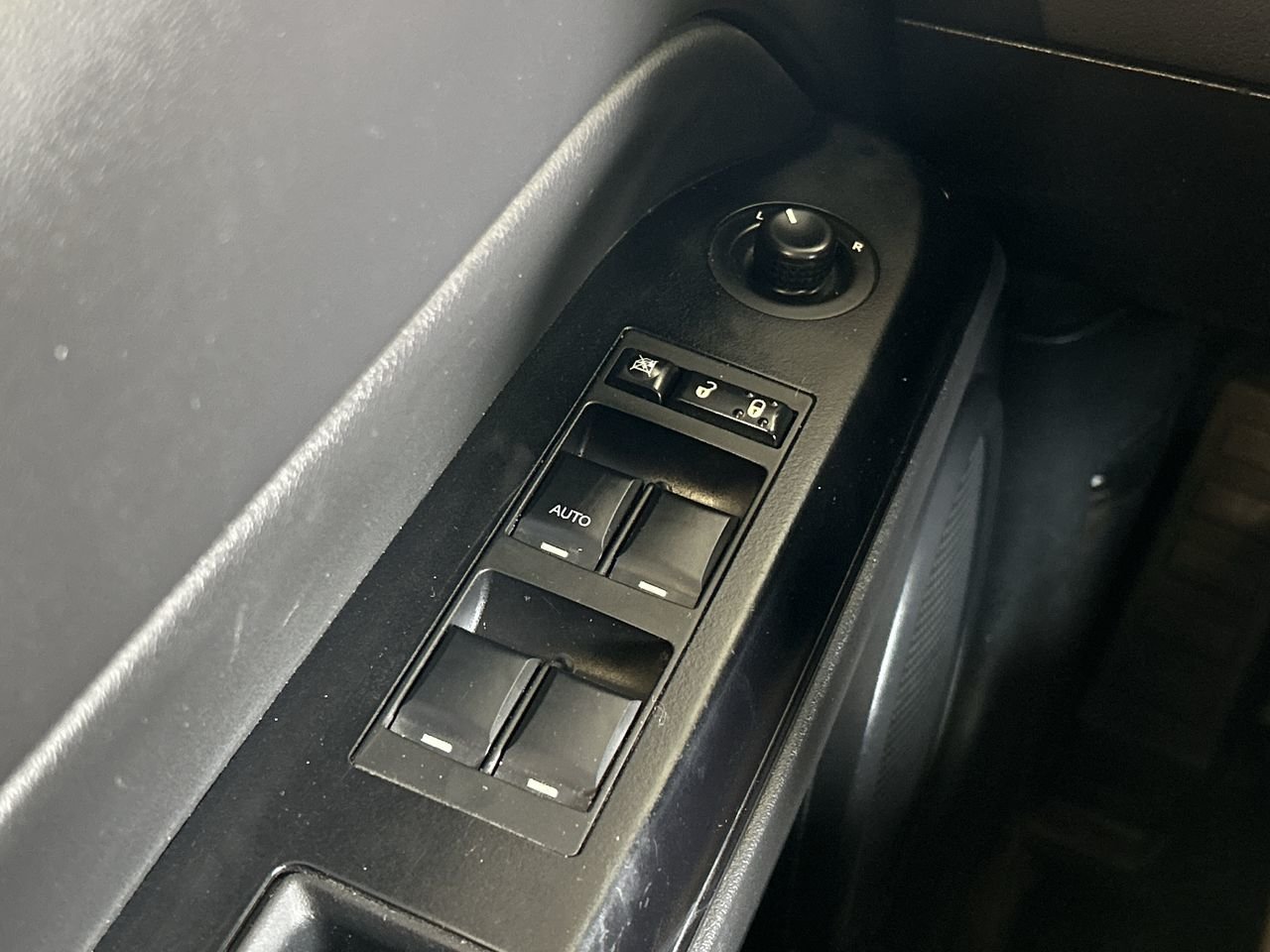 Used 2017 Granite Crystal (MET) Jeep 4x4 Sport / North image 21