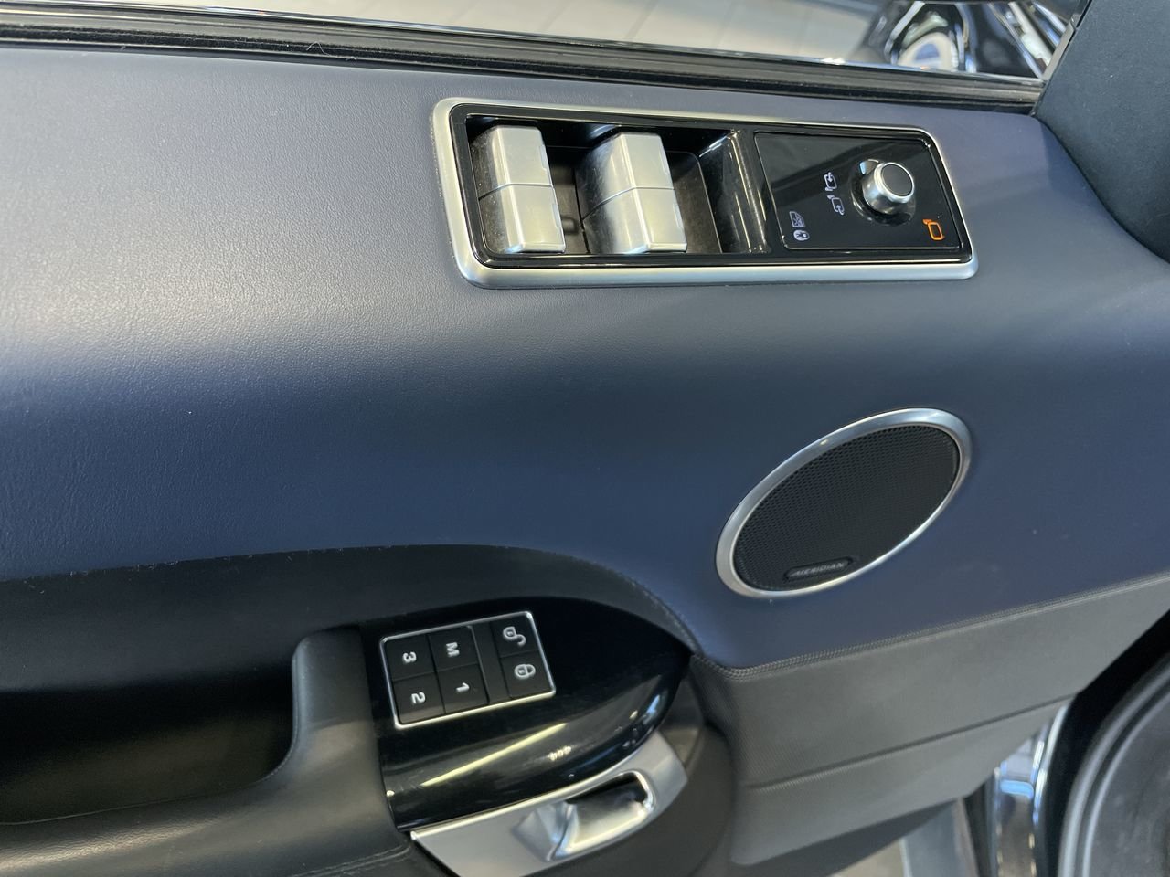 Used 2019 Santorini Black Land Rover V8 Supercharged Dynamic image 21