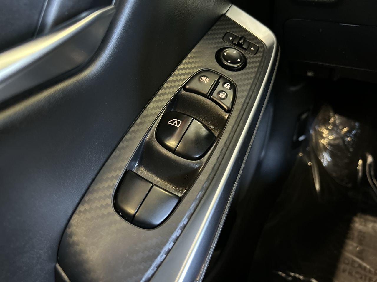 Used 2022 2 tone Super Black/Monarch Orange Met Nissan SR CVT image 21
