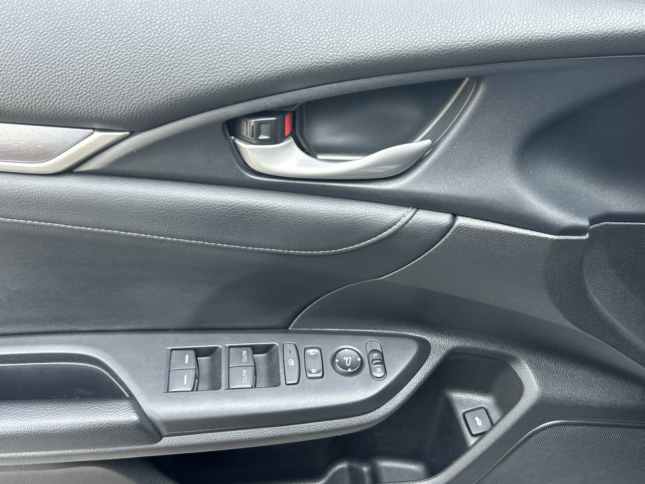 Used 2018  Honda Touring image 21