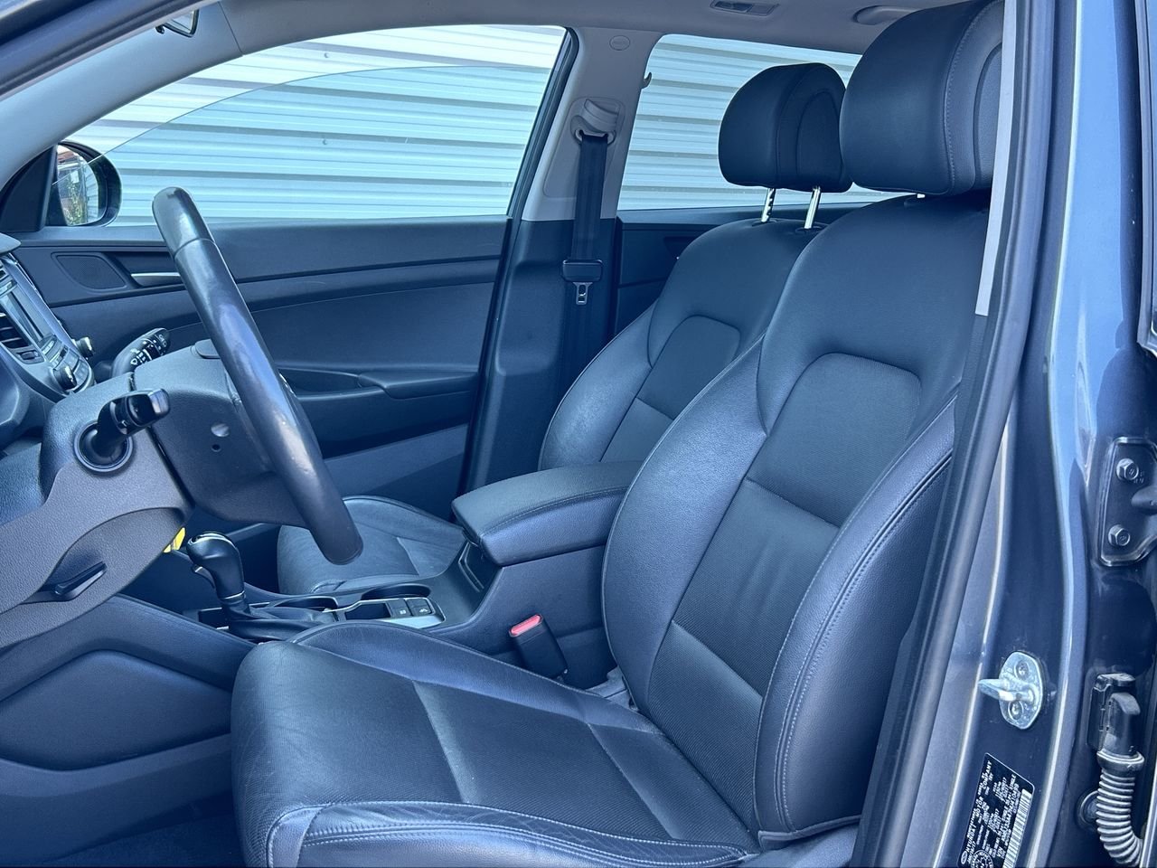 Used 2017  Hyundai SE image 19
