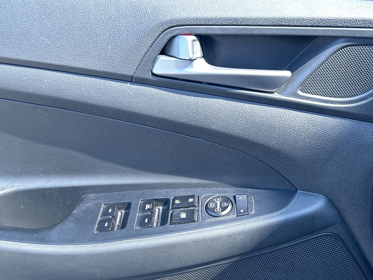 Used 2017  Hyundai SE image 21