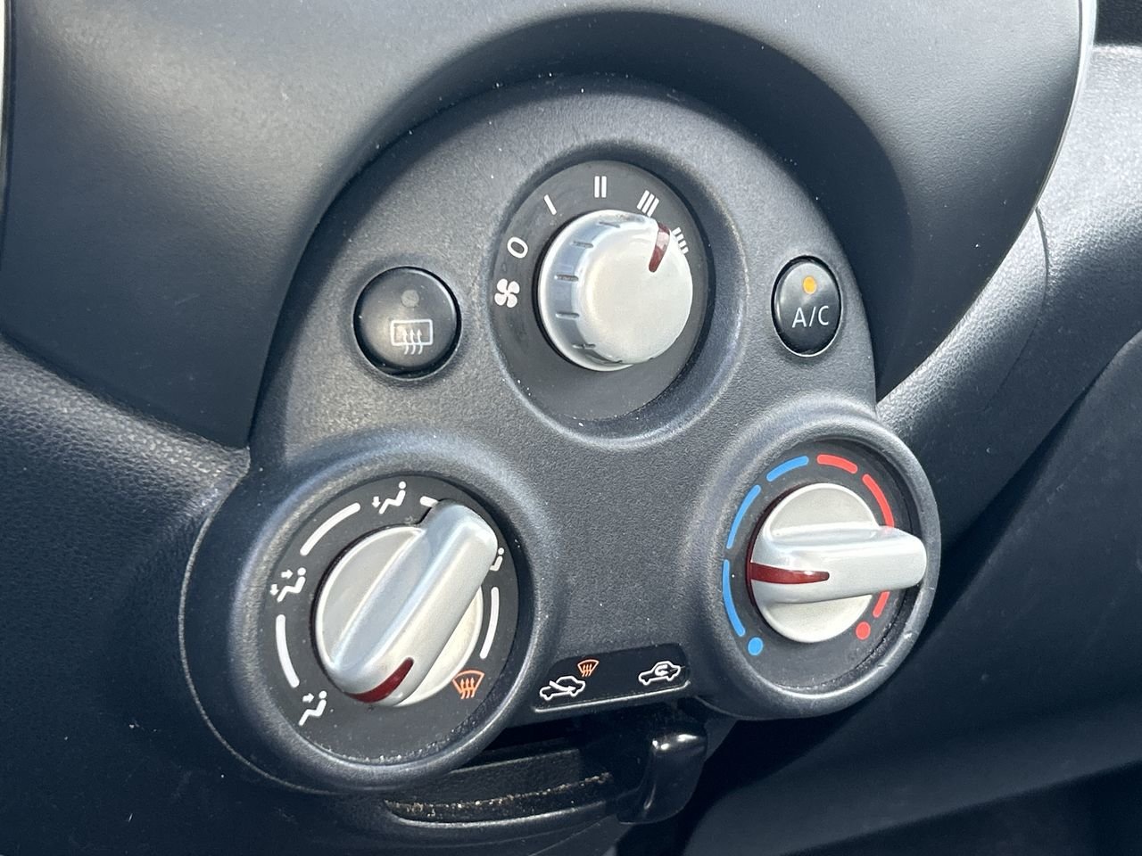Used 2015 GRAY Nissan SV image 25