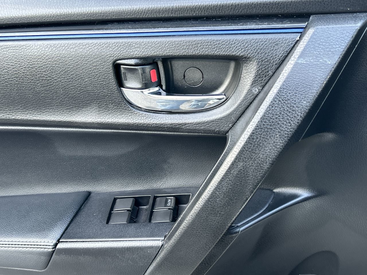 Used 2018  Toyota  image 21