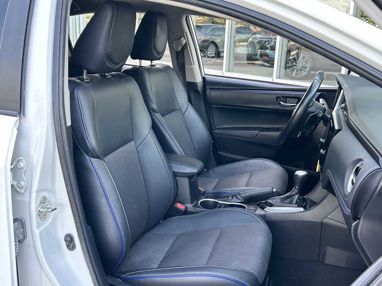 Used 2018  Toyota  image 30