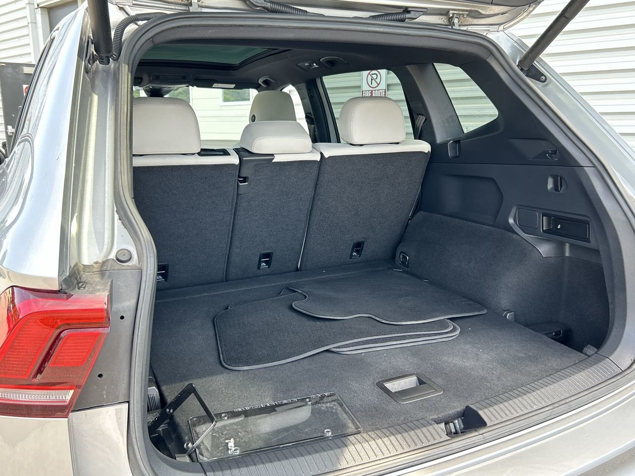 Used 2019  Volkswagen Highline image 32