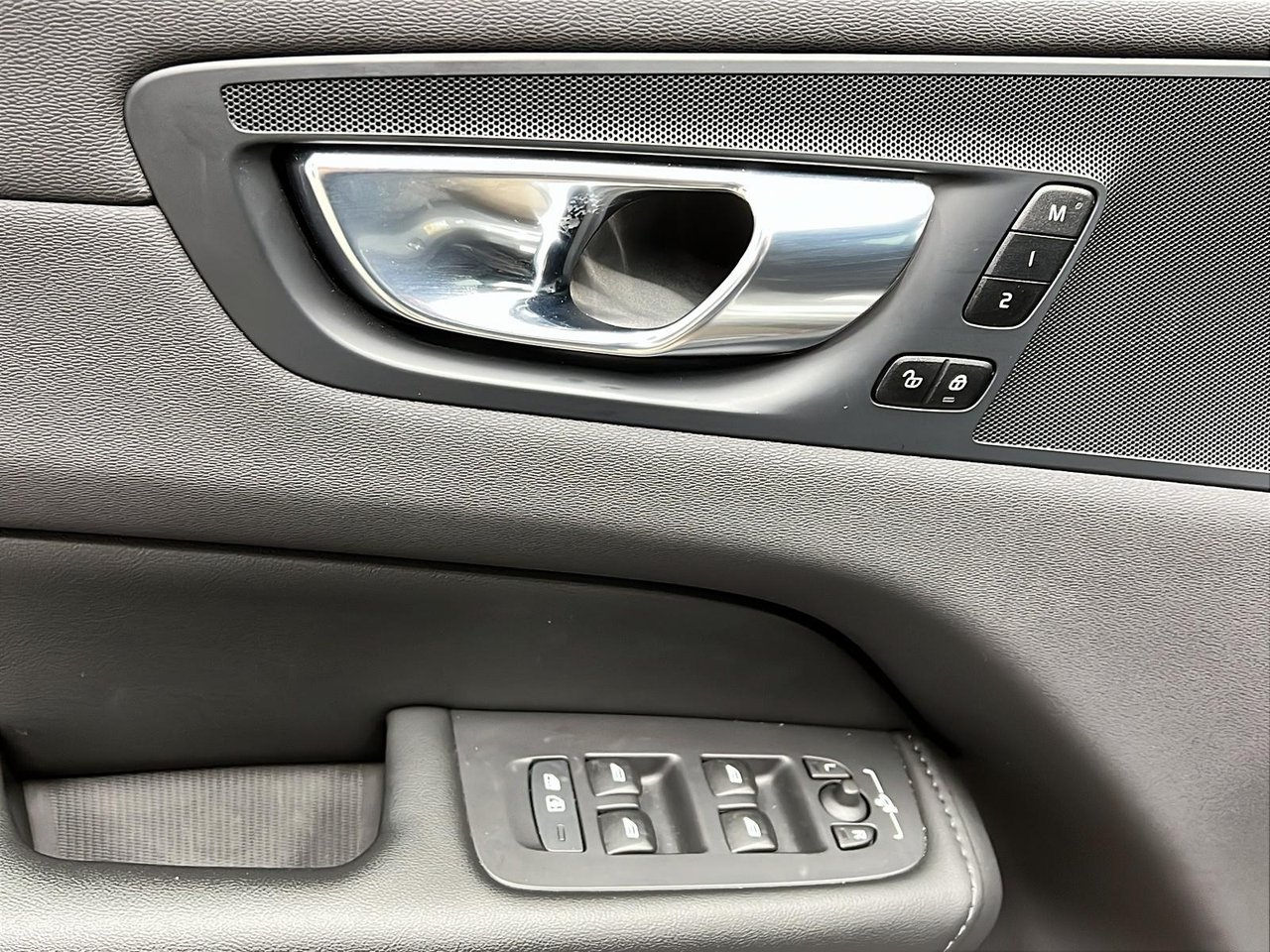 2024 Volvo XC60 B5 PLUS CUIR TOIT PANO NAV 4RM-24