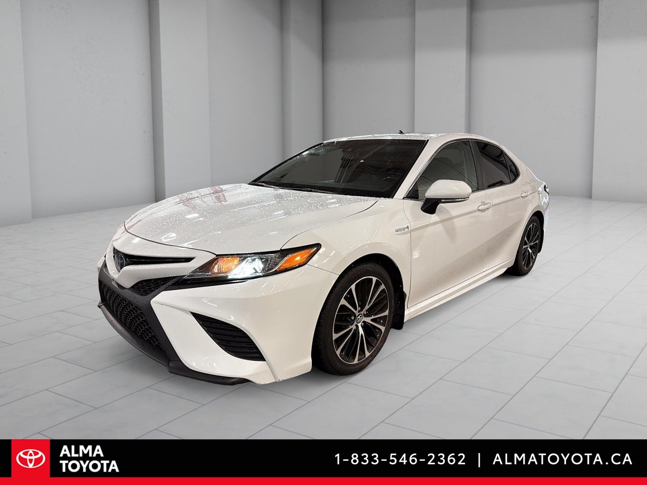 Alpine White 2018 Toyota Camry Hybrid Sedan Front-Wheel Drive